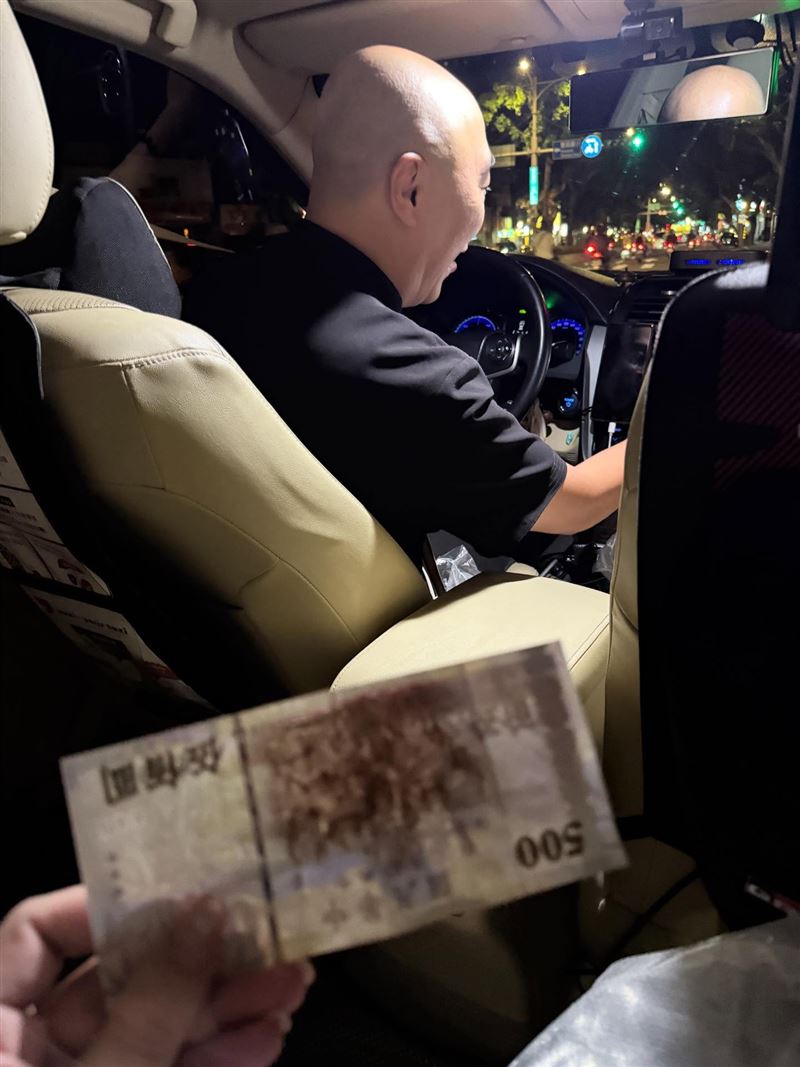 熱心網友搭計程車去萬華買雨鞋準備趕去花蓮救災，司機大哥得知後掏出五百元給他，叮囑他注意安全。（圖／soulperfume.提供）