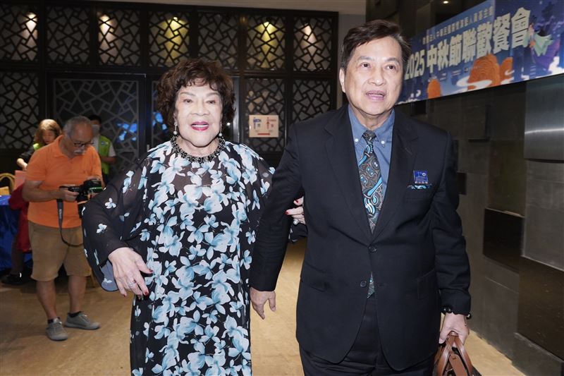 周遊（阿姑）和老公李朝永出席餐會。（圖／記者趙于瑩攝影）