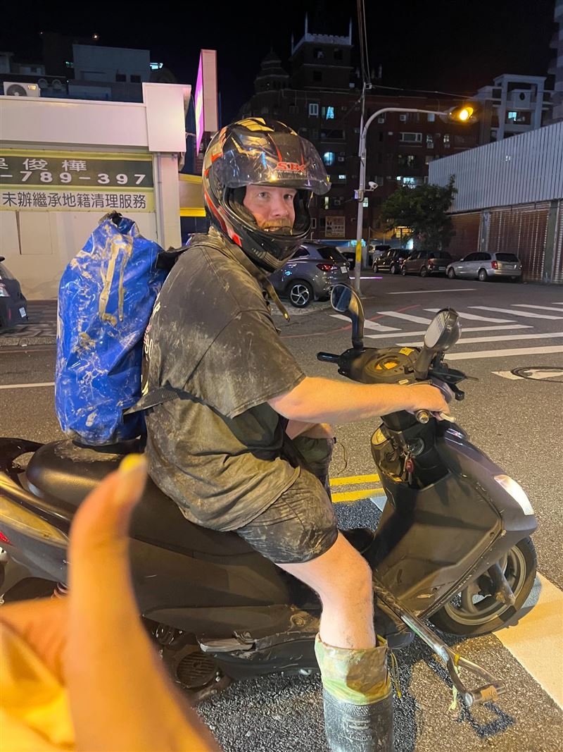 外國人到花蓮幫忙清淤，渾身都是泥土。（圖／＠eggegg2994授權提供）