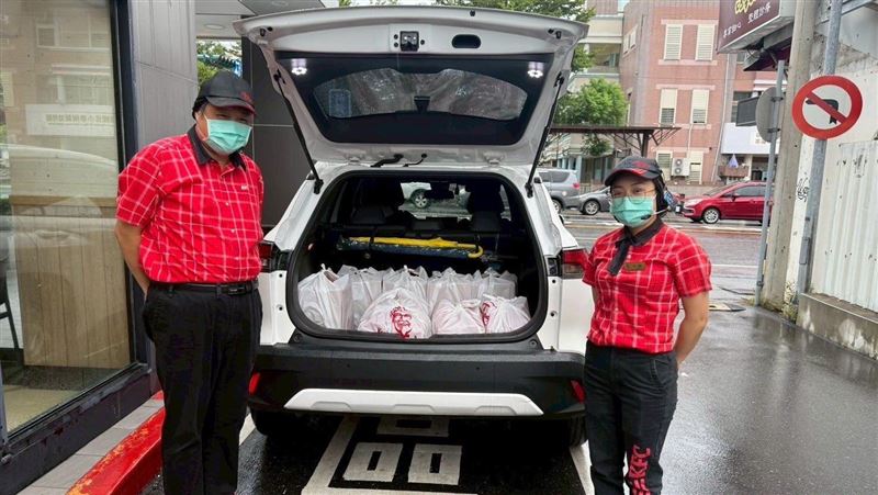 肯德基親送熱食到光復！全場讚：感謝爺爺