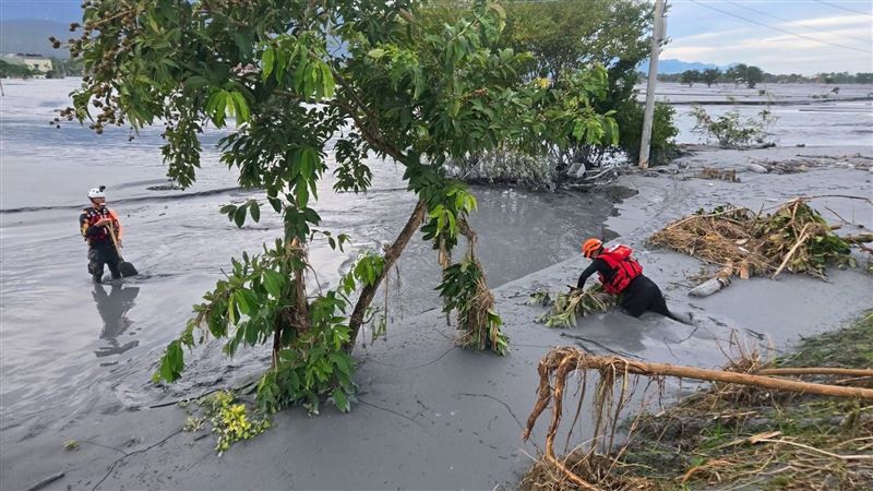花蓮馬太鞍堰塞湖溢流重創光復鄉，新北市消防局前往救災。（圖／翻攝畫面）