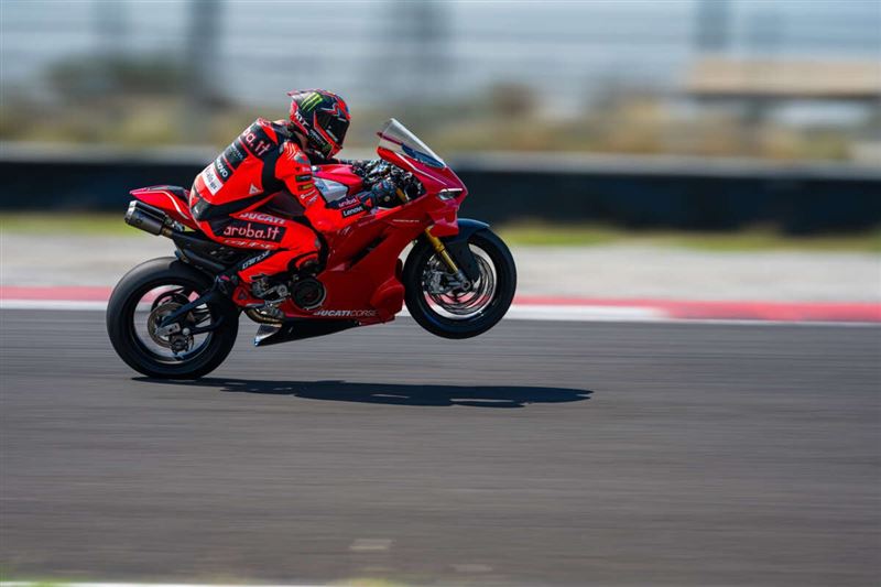 Panigale V4 R借鏡第七代Panigale，降低前後輪橫向剛性，讓輪胎能把動力更有效傳到地面。（圖／翻攝Ducati網站）