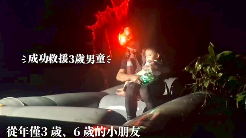 3歲男童歷劫歸來，被屏東特搜隊員抱著。（圖／翻攝畫面）