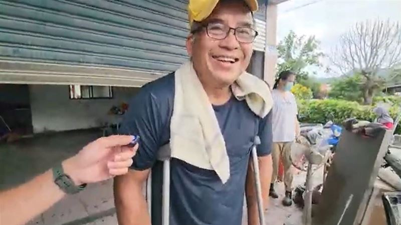 「彼心書店」受淹水重創，老闆「摩利」靠著拐杖清理滿屋淤泥，並感謝志工幫忙。（圖／翻攝畫面）