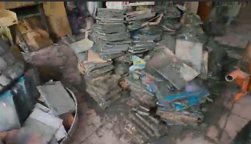 「彼心書店」受淹水重創，老闆「摩利」靠著拐杖清理淤泥，並感謝志工幫忙。（圖／翻攝畫面）