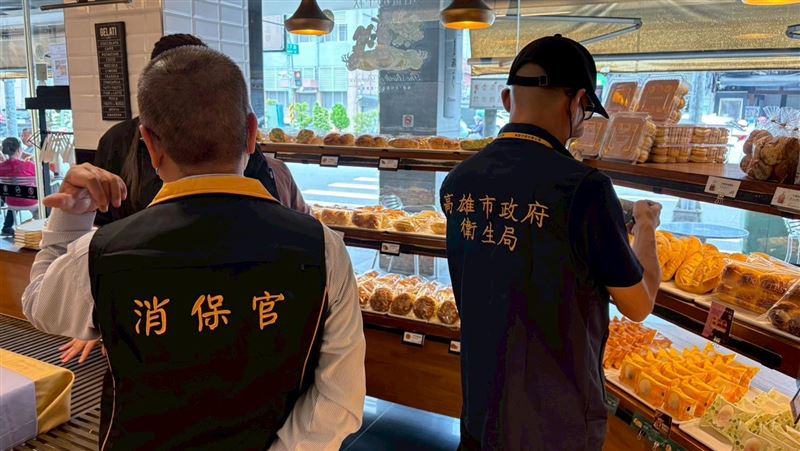 因應中秋節即將到來，高雄衛生局聯合消保官前往商家抽查197件相關產品，有3項不合格。（衛生局提供）