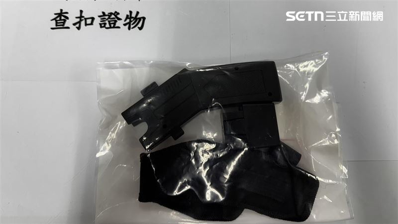 北市張姓Uber司機與梁姓Uber外送員發生行車糾紛，警方依法查扣電擊槍。（圖／翻攝畫面）