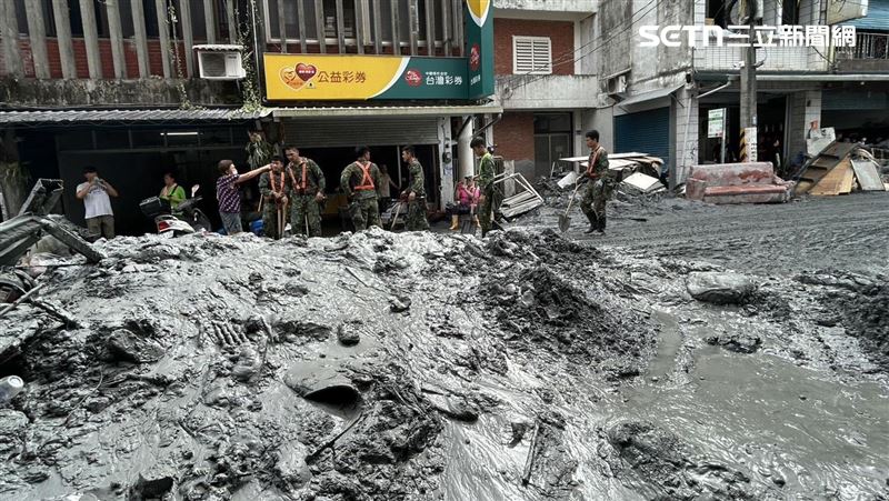 國軍和「鏟子超人」協助花蓮光復災民清淤。（資料照）