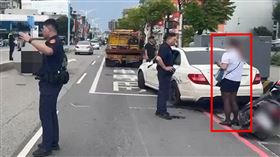 黑絲賓士女駕駛被警方發現手握喪屍煙油。（圖／翻攝畫面）