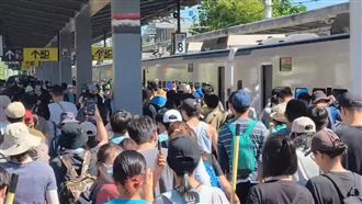 感動畫面曝光！「鏟子大軍」擠爆光復車站