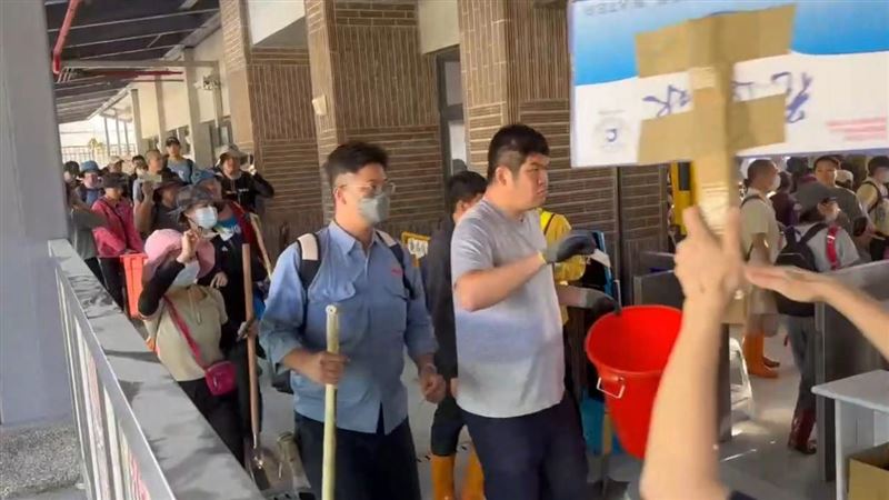 花蓮縣光復鄉因淹水受重創，許多民眾紛紛前往當地救災。（圖／翻攝畫面）