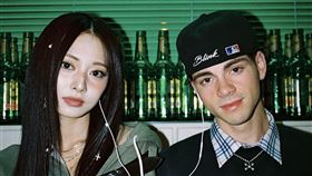 子瑜（左）和美國歌手（Corbyn Besson）合作消息一出，立刻引發粉絲熱議。（圖／翻攝自IG @corbynbesson ）