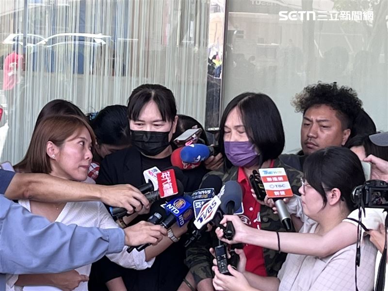 資深櫃姐激動表示，等待這麼久「今天終於回家了」。（圖／記者賴俊佑攝影）