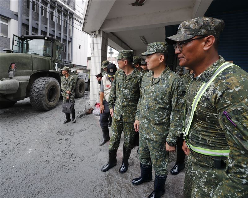 陸軍司令呂坤修上將親赴第2作戰區救災前進指揮所，瞭解救災任務執行進度，並實施救災任務重點提醒。（圖／國防部提供）