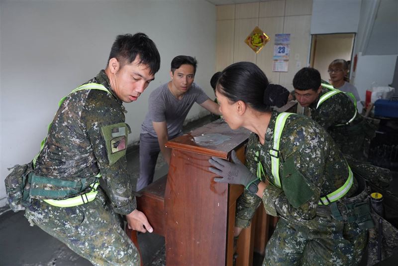 官兵協助家屋清淤與搬運廢棄物。（圖／國防部提供）