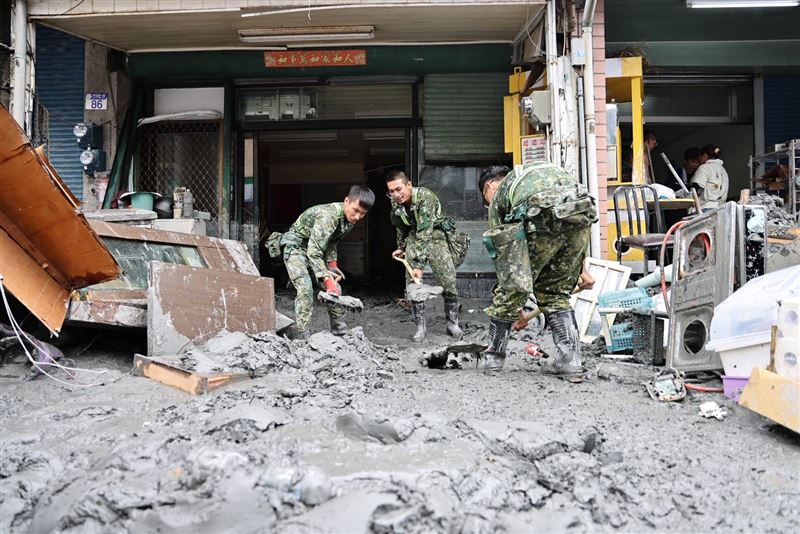 官兵協助家屋清淤與搬運廢棄物。（圖／國防部提供）
