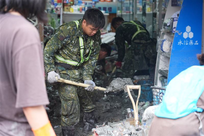 官兵協助家屋清淤與搬運廢棄物。（圖／國防部提供）