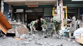 官兵協助家屋清淤與搬運廢棄物。（圖／國防部提供） 