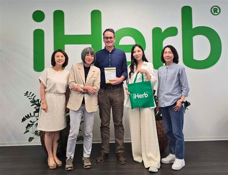 資深媒體人范琪斐（左二）受全球知名電商iHerb邀請造訪美國總部，並與iHerb全球行銷資深副總裁Neil（中）、iHerb海外行銷副總裁Jiyun（左）合影。（圖／iHerb提供）