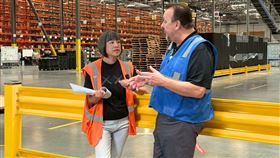 資深媒體人范琪斐（左）到美國iHerb總部體驗倉庫繁忙的物流工作，並前進第一線與員工訪談。（圖／iHerb提供）