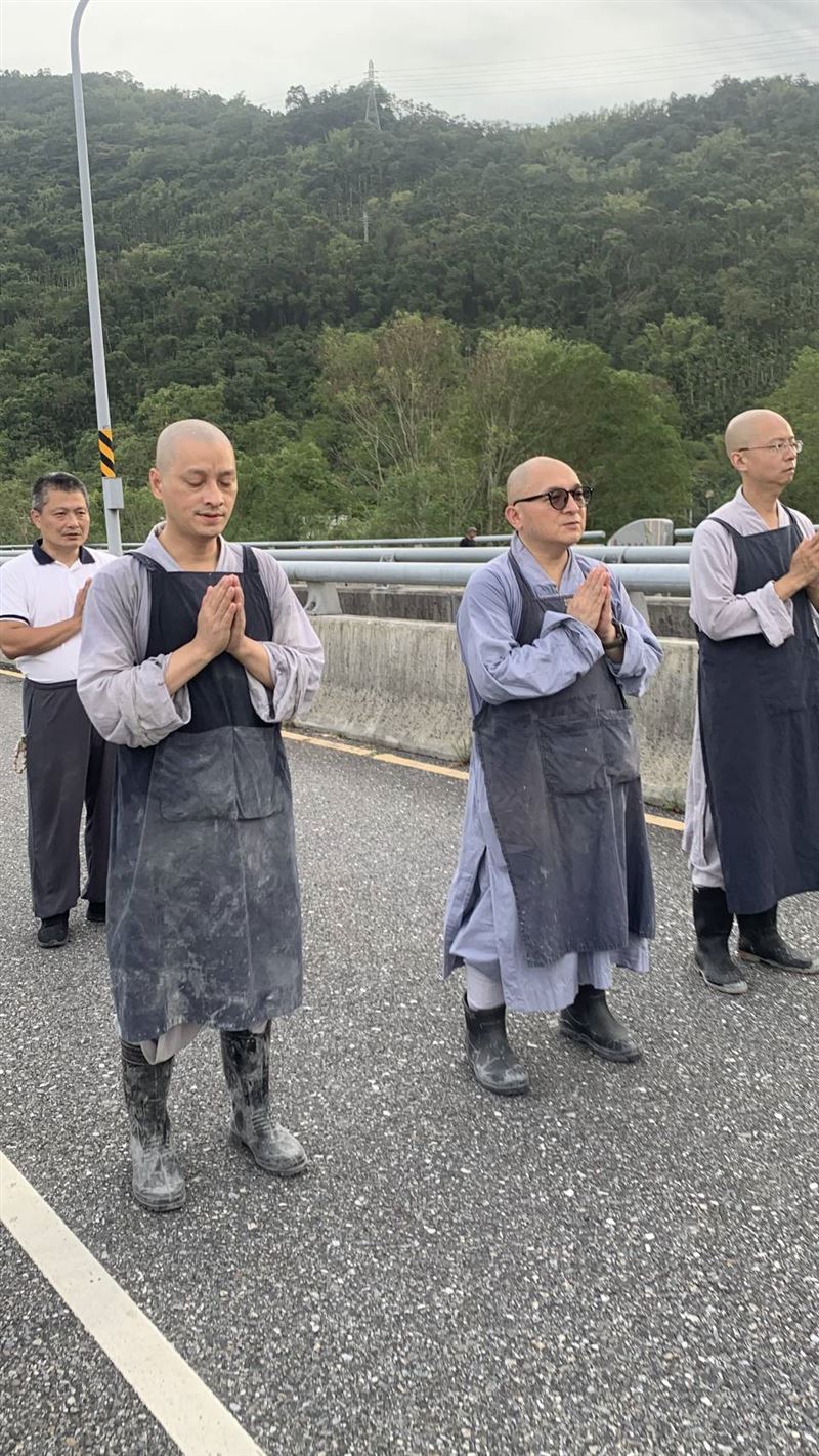 法鼓山法師與義工化身「清泥超人」，前進馬太鞍部落重災區，協助災區重整家園，並為罹難者默唸誦經安慰家人。（圖／法鼓山提供）