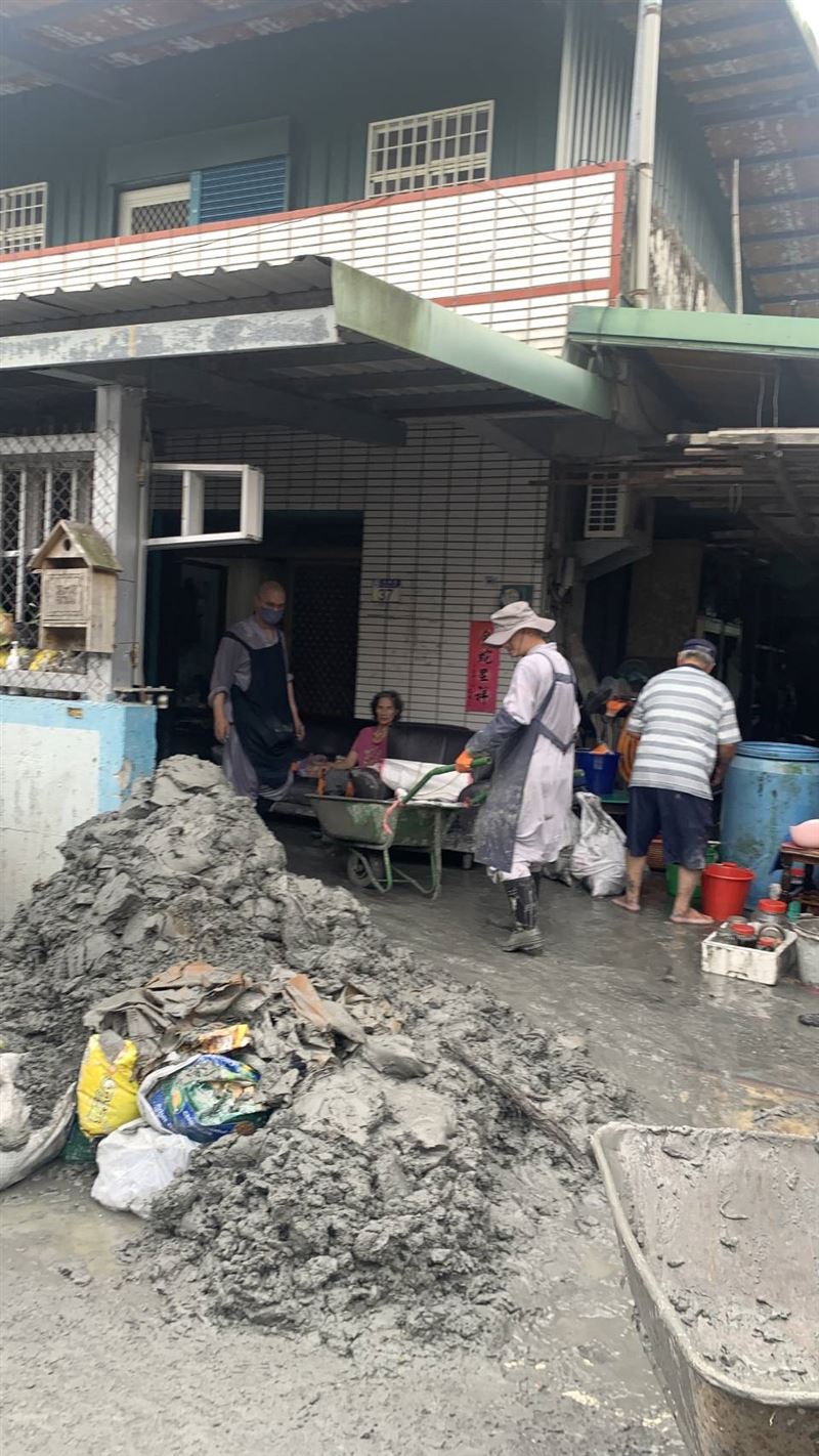 法鼓山法師與義工化身「清泥超人」，前進馬太鞍部落重災區，協助災區重整家園，並為罹難者默唸誦經安慰家人。（圖／法鼓山提供）