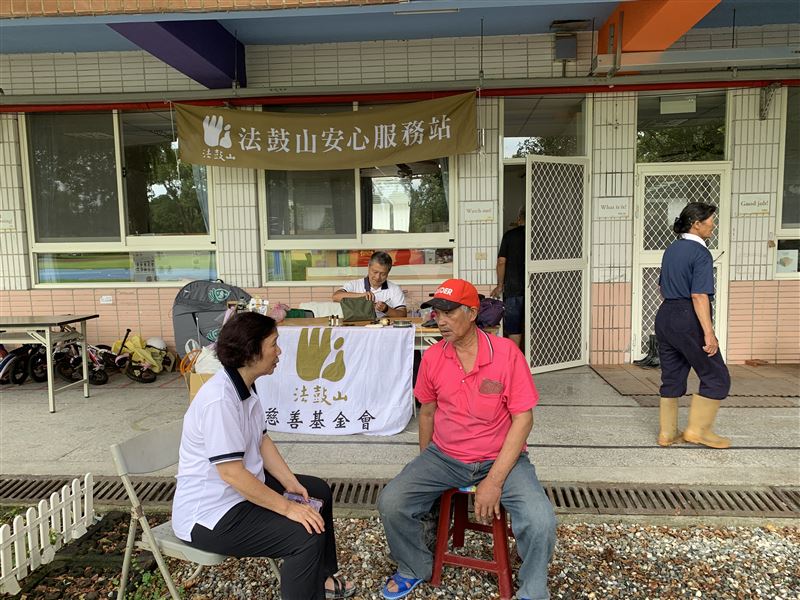 法鼓山法師與義工化身「清泥超人」，前進馬太鞍部落重災區，協助災區重整家園，並為罹難者默唸誦經安慰家人。（圖／法鼓山提供）