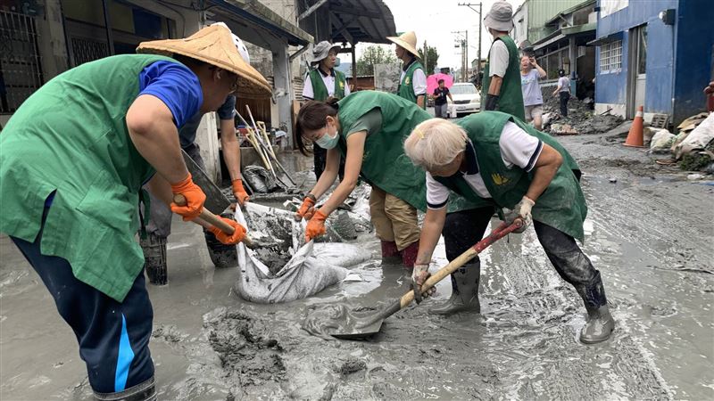 法鼓山法師與義工化身「清泥超人」，前進馬太鞍部落重災區，協助災區重整家園，並為罹難者默唸誦經安慰家人。（圖／法鼓山提供）