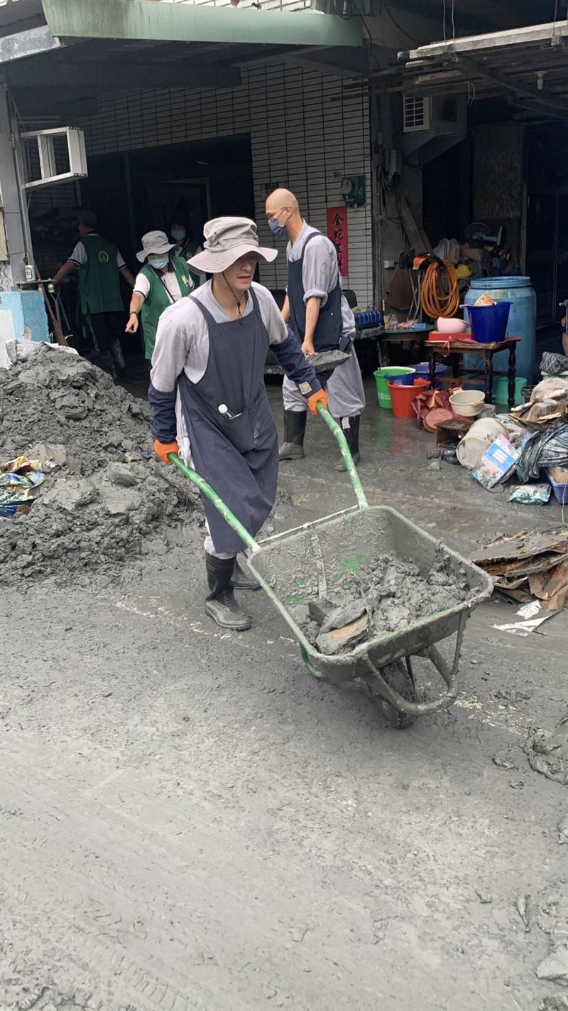 法鼓山法師與義工化身「清泥超人」，前進馬太鞍部落重災區，協助災區重整家園，並為罹難者默唸誦經安慰家人。（圖／法鼓山提供）