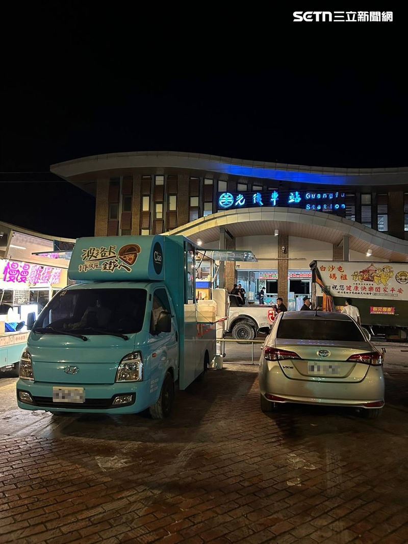 有暖心餐車進駐花蓮光復車站前面。（圖／三立讀者王小姐提供）