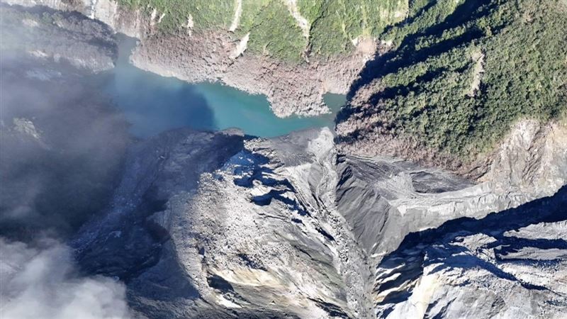 堰塞湖最新空拍畫面曝　壩頂已降至這高度