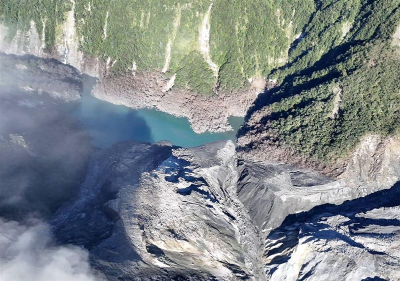 花蓮馬太鞍溪堰塞湖今早最新空拍畫面。（圖／中央災害應變中心提供）