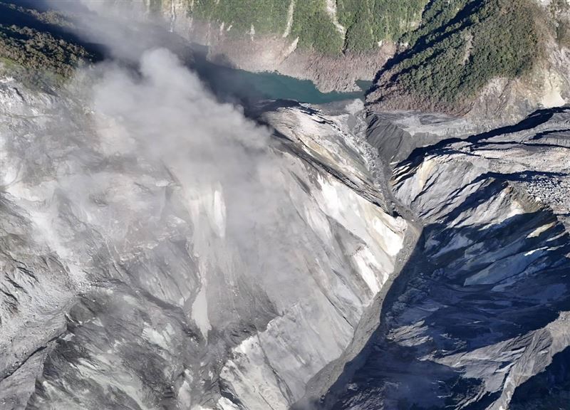 花蓮馬太鞍溪堰塞湖今早最新空拍畫面。（圖／中央災害應變中心提供）
