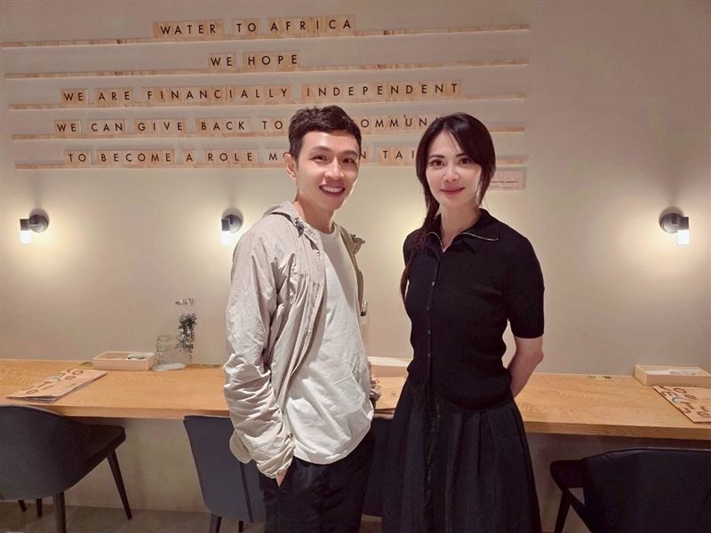 日語教學名師王可樂（左）助陣《蒲田進行曲完結篇》，從日文教學名師到劇本翻譯，掀起台日文化新對話，右為製作人暨IPAC 理事長黃舒郁。（圖／社團法人國際舞台文化表演藝術交流協會提供）