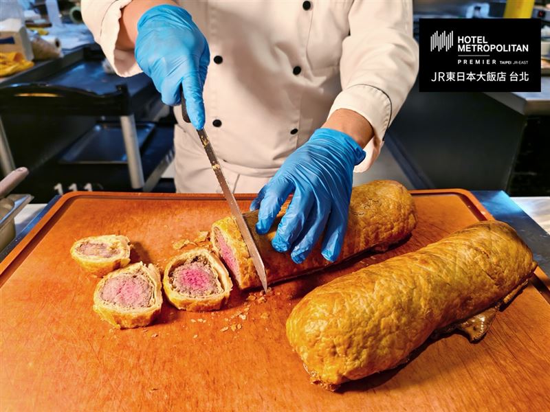 威靈頓牛排，經典招牌不吃不可。（圖／翻攝自JR東日本大飯店台北臉書）