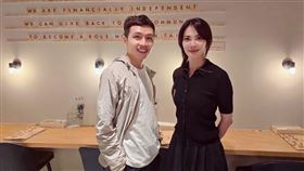 日語教學名師王可樂（左）助陣《蒲田進行曲完結篇》，從日文教學名師到劇本翻譯，掀起台日文化新對話，右為製作人暨IPAC 理事長黃舒郁。（圖／社團法人國際舞台文化表演藝術交流協會提供）