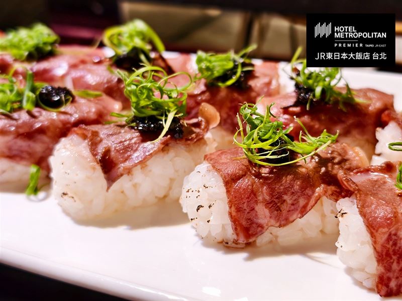 日本美食祭推出經典握壽司，包括炙燒鮭魚、和牛、天使紅蝦、燻鴨胸。（圖／翻攝自JR東日本大飯店台北臉書）