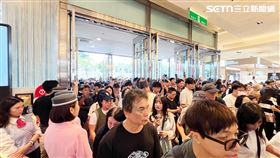 台中新光三越復業 民眾蜂擁進場。（圖／記者賴俊佑攝影）