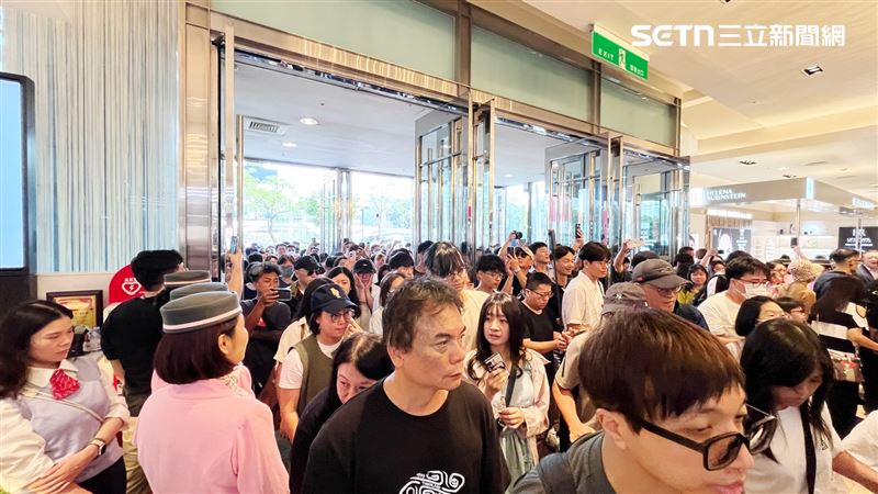 台中新光三越復業民眾蜂擁進場。（圖／記者賴俊佑攝影）