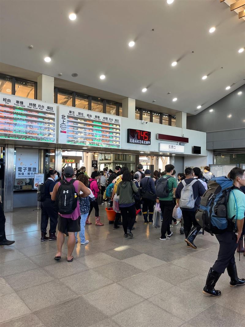 今日為連假第一天，原PO進到車站被人潮驚呆。（圖／Thread@kevinwang.24授權提供）