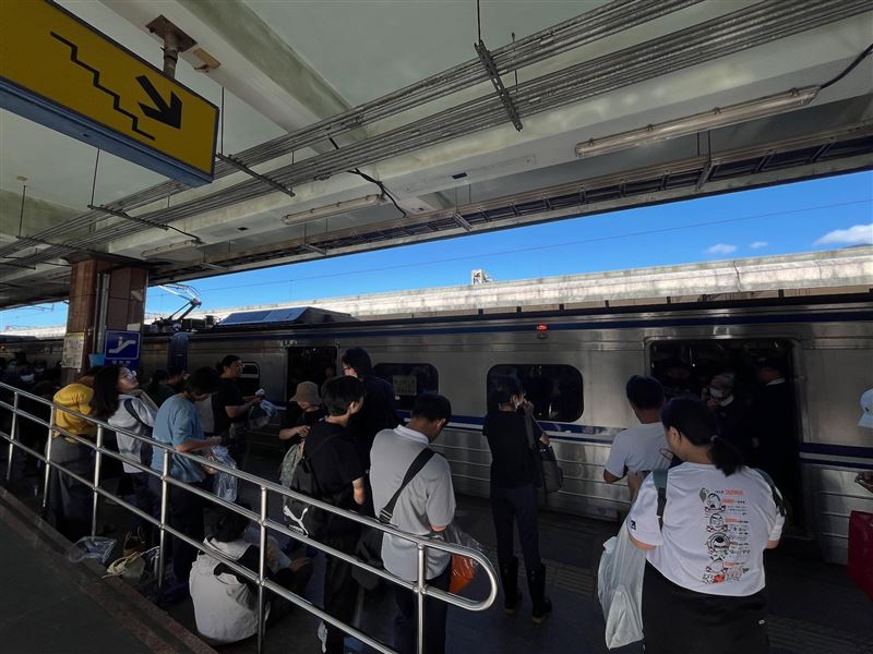 月台上同樣人潮洶湧，不時可以看見民眾帶著裝備。（圖／Thread@kevinwang.24授權提供）