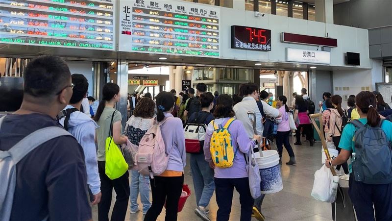 往光復區車一早塞爆！他曝台鐵發客滿廣播