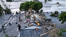 國軍破壞屋頂尋找失聯者。（圖／國防部發言人臉書）