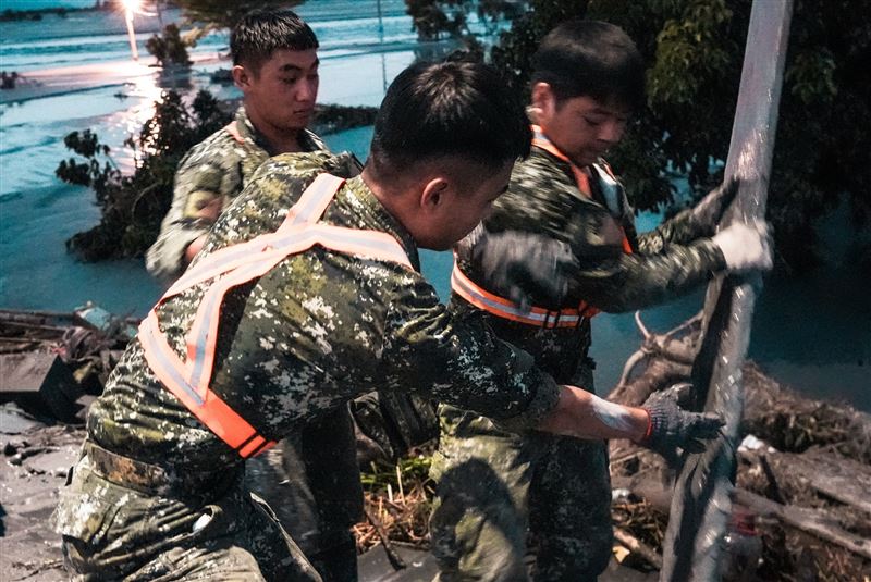 國軍幫助花蓮光復鄉居民重建家園。（圖／國防部發言人臉書）