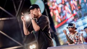 春風台上開唱。（圖／三立提供）