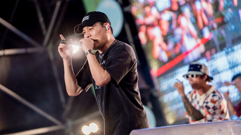 怒飆粗口駁熱戀郭書瑤　春風首現身不忍了