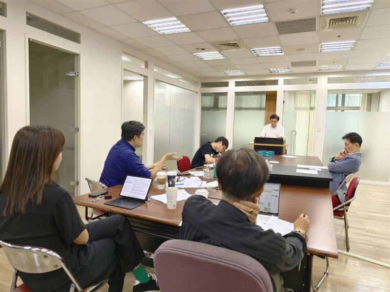 郝龍斌透露在閉關準備辯論會，和團隊沙盤推演。（圖／翻攝自郝龍斌臉書）