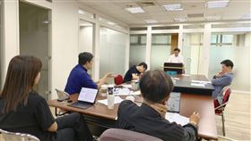 郝龍斌透露在閉關準備辯論會，和團隊沙盤推演。（圖／翻攝自郝龍斌臉書）