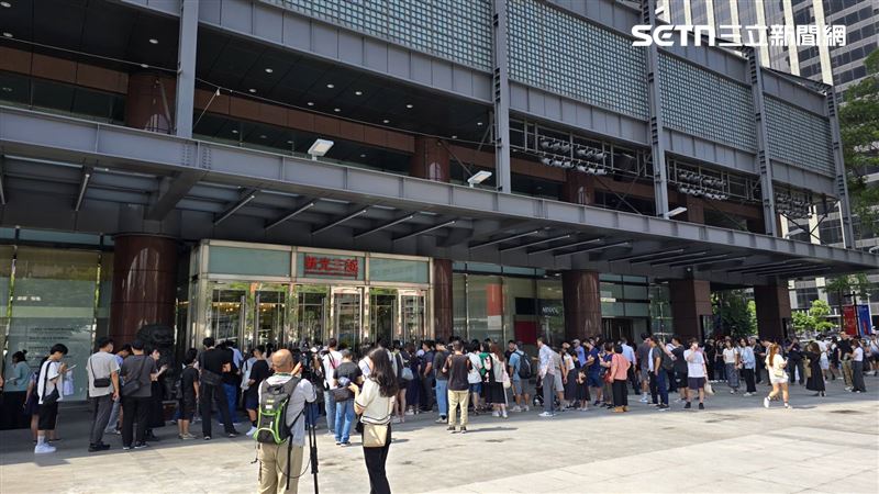 台中新光三越今日（27日）復業，10時30分開店前，一樓廣場已出現人群聚集。（圖／記者吳泊萱攝影）