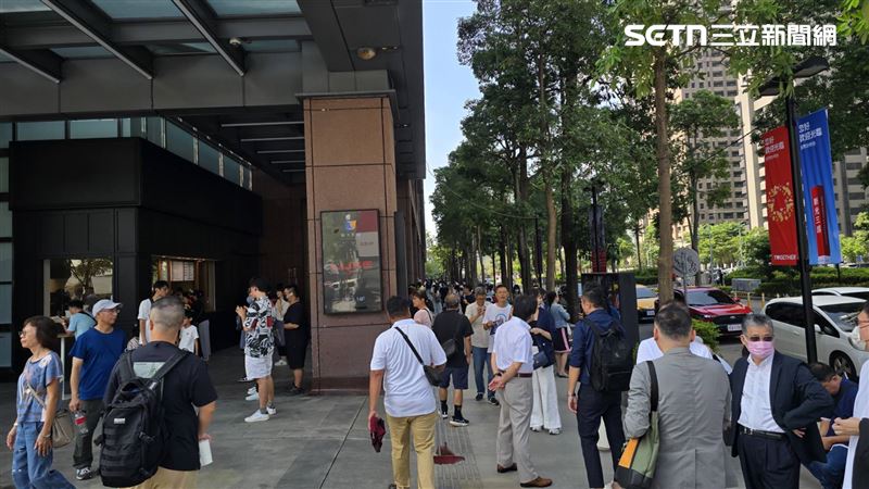 台中新光三越今日（27日）復業，10時30分開店前，一樓廣場已出現人群聚集。（圖／記者吳泊萱攝影）